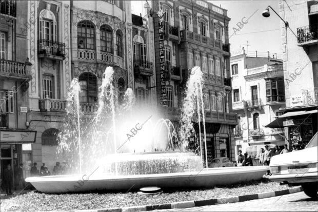 Vista de una fuente en la plaza del comandante Benitez en Melilla