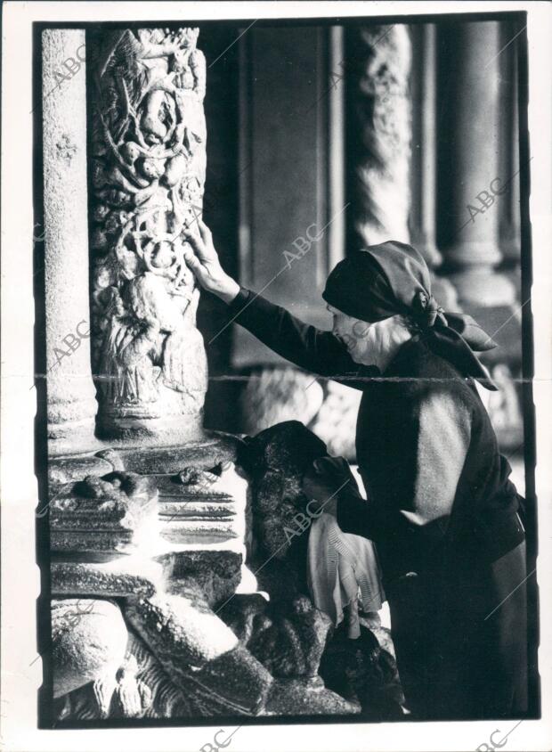 Aldeana en el pórtico de la catedral de Santiago de Compostela