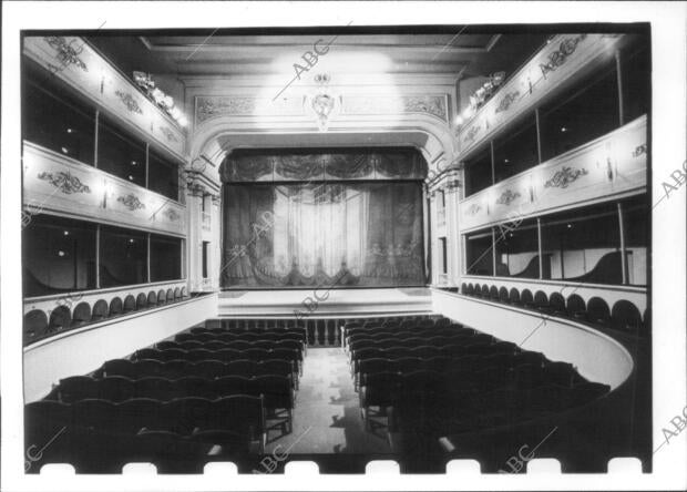 Sala de Espectáculos en la que el telón Es el auténtico de la época del Rey...