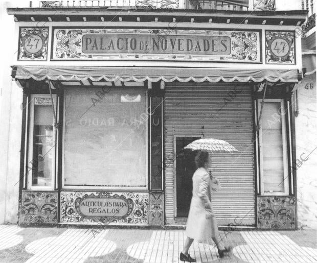 Calle Sierpes - cierre Del "palacio de Novedades", Fundado por los Hermanos...