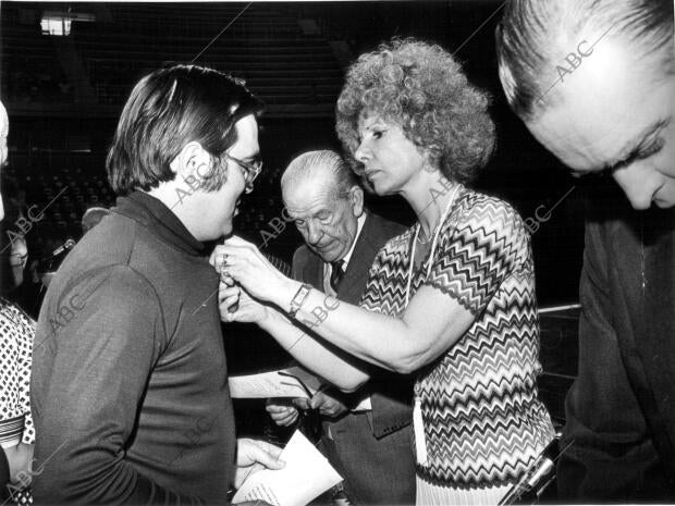 Entrega de Medallas en la asamblea de la cruz Roja en el palacio de los Deportes