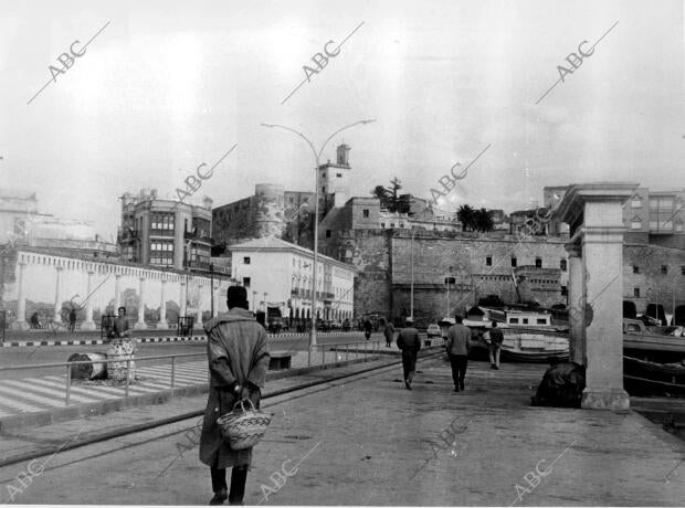 Marroquíes Caminando por el puerto de Melilla