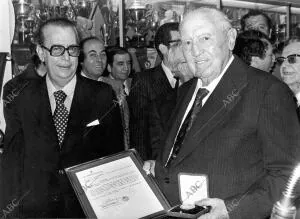 Santiago Bernabéu recibe la Medalla de Oro del Fútbol Español de manos del...