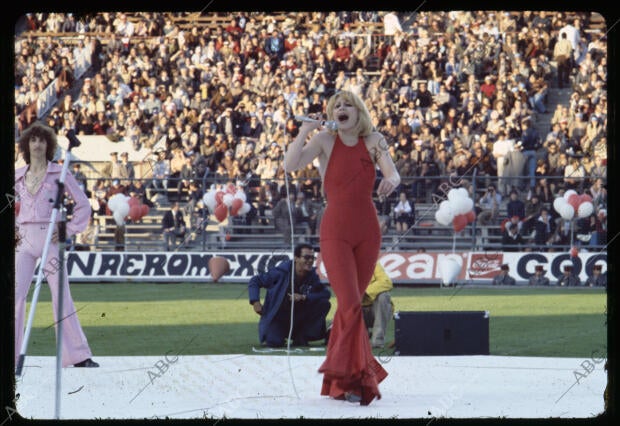 Raffaella Carrá durante su actuación en el Vicente Calderón al término del...