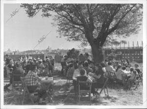 Personas Celebrando las Fiestas de san isidro en la Pradera, con el estadio...