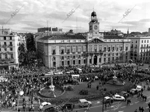 Vista de la puerta del Sol, donde la gente espera la salida de los Heridos,...