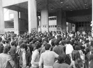 En dicha asamblea se Acordó realizar una marcha Pacífica hacia el rectorado de...