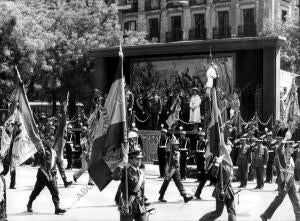 Las Banderas y Estandartes de las Diferentes Unidades que Participaron en el...