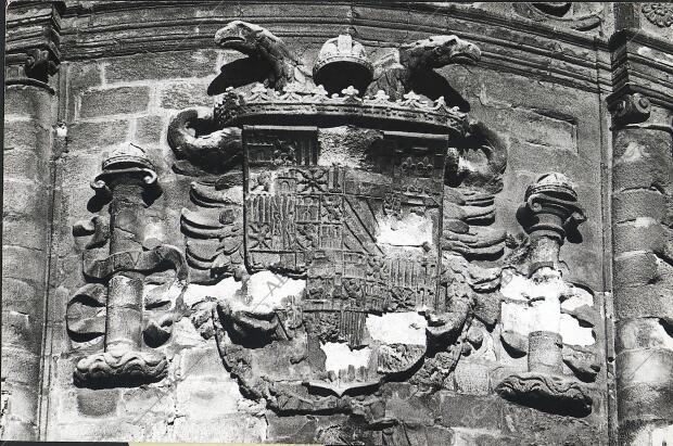 Desprendimiento de costras negras en el ábside de la Capilla Real de la Catedral...