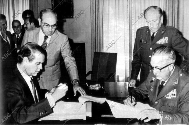 El presidente de la cruz Roja Española, don Enrique de la mata Gorostizaga, y el...