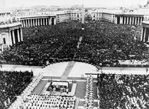 Inauguración del pontificado de Juan Pablo Ii. vista general de la plaza de san...