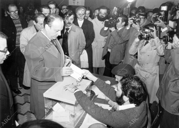 Manuel Fraga en el momento de la votación del referéndum de la Constitución