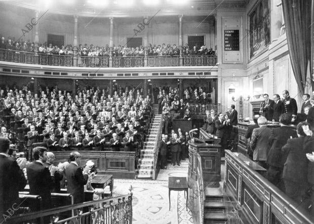 Sanción de la Constitución en las Cortes. Aplausos al discurso del Rey