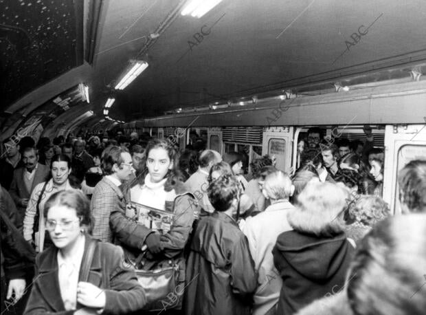 Anden de una estación del metro repleto de Viajeros