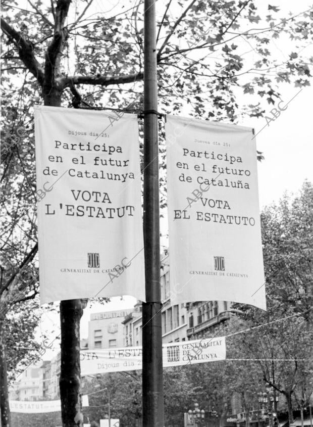 Carteles pidiendo la participación ciudadana en el referendum del Estatuto de...