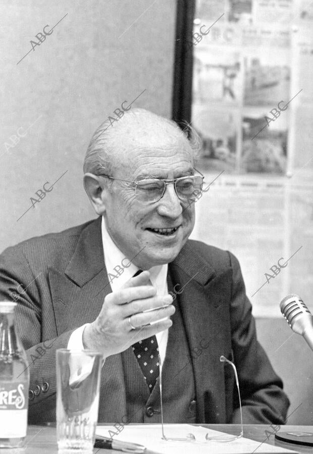 Enrique Tierno Galván, candidato del PSOE a la alcaldía de Madrid, en la Casa de...