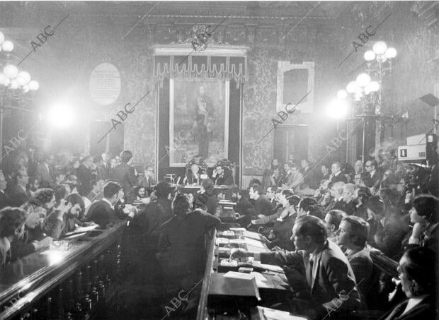 El salón de plenos del ayuntamiento durante la toma de posesión de Enrique...
