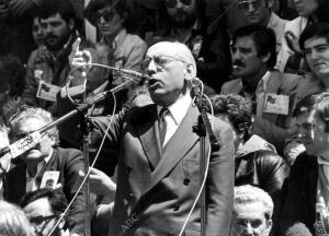 Enrique Tierno Galván pronunciando un discurso durante la celebración del...