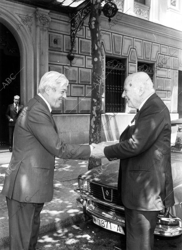 Josep Tarradellas saluda A Guillermo Luca de tena A su Llegada A la casa de Abc