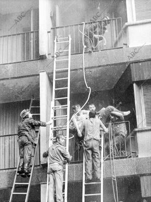 Todo el parque de bomberos de Zaragoza participó en el rescate de víctimas,...