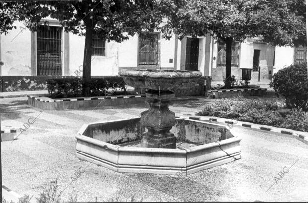 la fuente original de la plaza de doña Elvira (vista general y detalle de la...