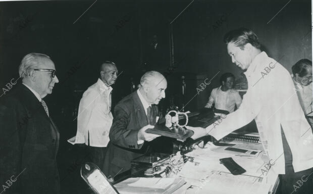 El presidente de Filipinas Ferdinand Marcos recibe en audiencia a Rogelio Vigil...