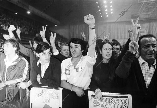 Asistentes al acto celebrado en el palacio de los Deportes de Bilbao tras...