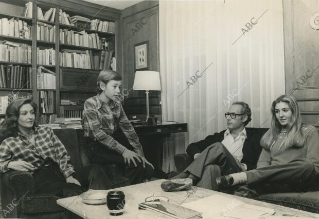 En esta imagen la familia Boyer Arnedo posa en el salón de su casa madrileña