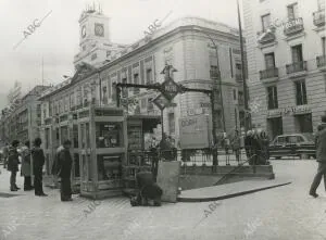 Cabinas de teléfono público junto a la entrada de metro de la Puerta del Sol