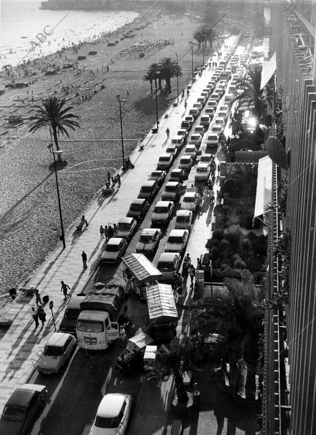 Un atasco en una calle de Benidorm