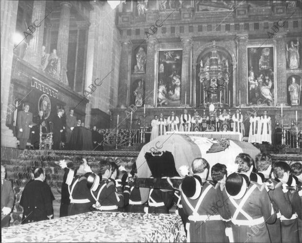 San Lorenzo de el Escorial: los Restos Mortales de S.M. el Rey don Alfonso Xiii...