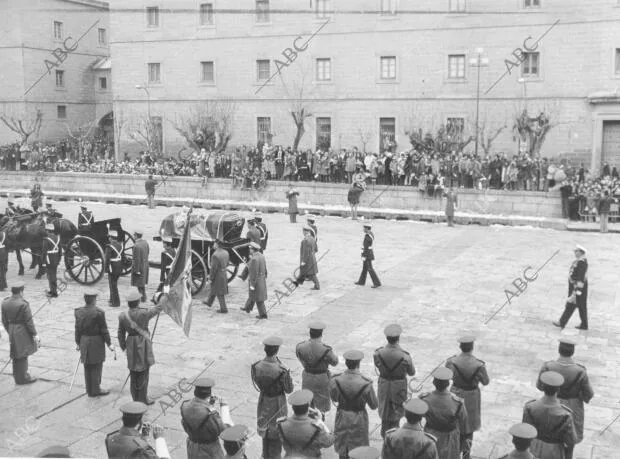 San Lorenzo de el Escorial: los Restos Mortales de S.M. el Rey don Alfonso Xiii...