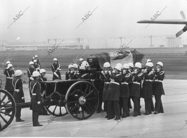 Aeródromo de Getafe, traslado de los restos mortales de Alfonso XIII a San...