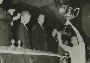 José Martínez "Pirri" recoge la Copa de manos del Rey Don Juan Carlos, con el...