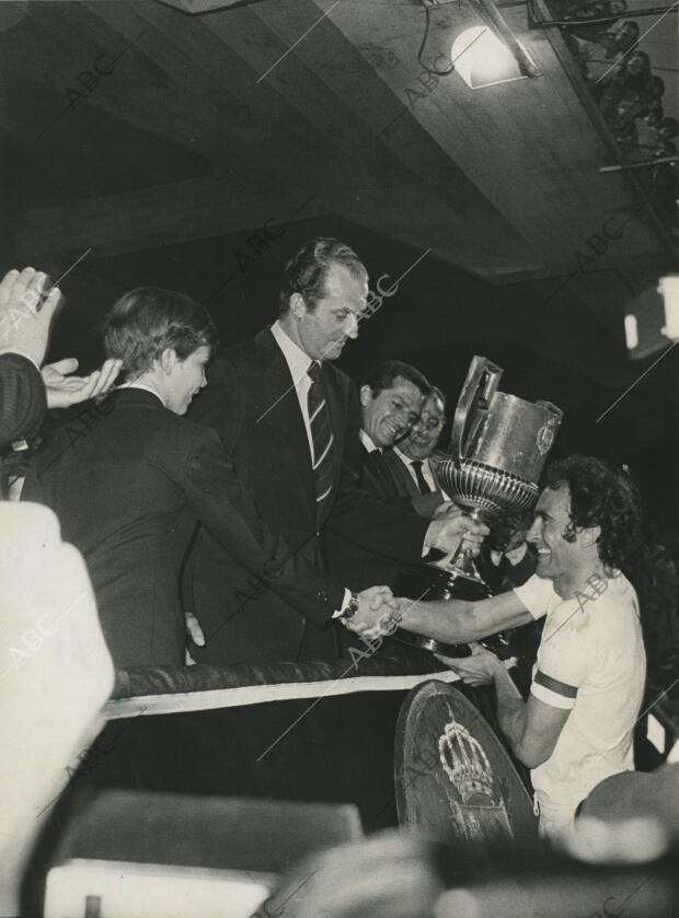 José Martínez "Pirri" recoge la Copa de manos del Rey Don Juan Carlos, con el...