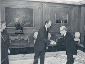 Don Juan Carlos y doña Sofía Recibieron al premio Nobel de literatura 1979,...
