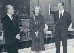 Don Juan Carlos y doña Sofía Recibieron al premio Nobel de literatura 1979,...
