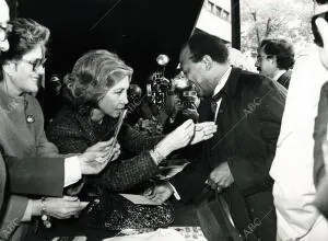 Día de la banderita: en la imagen, Doña Sofía recibe un donativo del embajador...