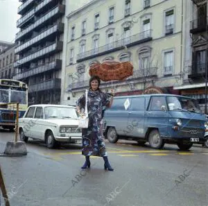 Una modelo posa en la calle Serrano con un vestido y un paraguas durante un...