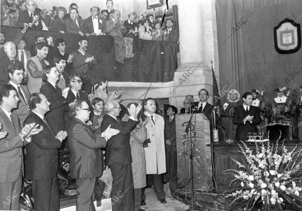 El Rey en la casa de Juntas de Guernica cuando Iba A dar su discurso Es...