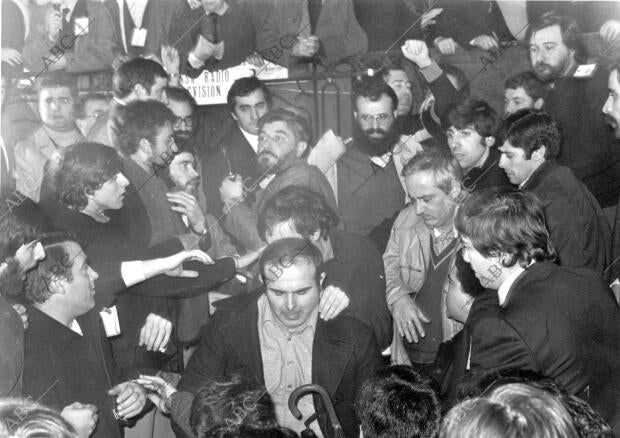 El Rey en la casa de Juntas de Guernica cuando Iba A dar su discurso Es...