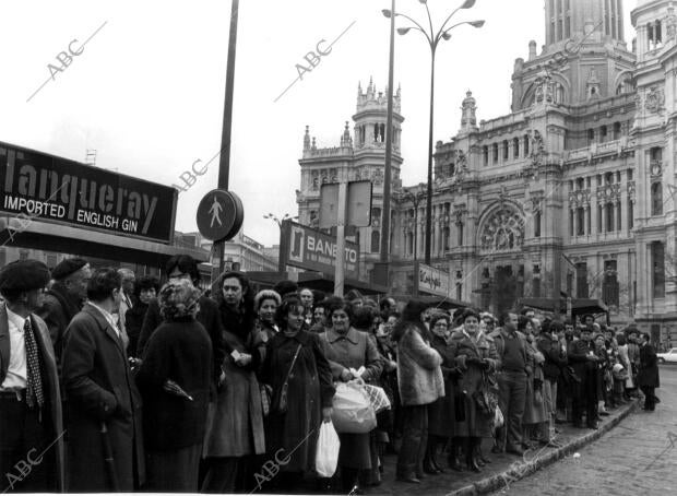 Aglomeración de personas esperando en la parada de autobús con motivo de la...