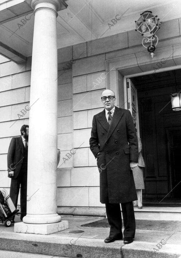 Calvo Sotelo en la entrada del palacio de la Moncloa