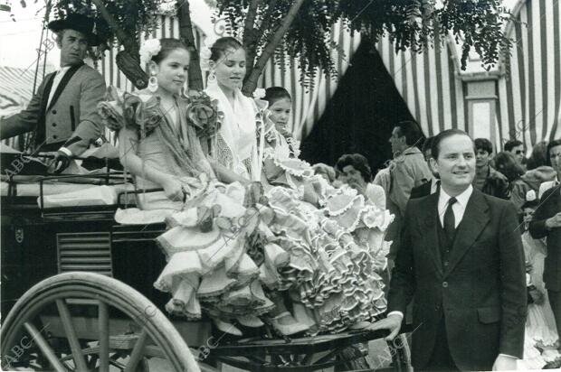 El alcalde Luis Uruñuela en la Feria con sus hijas Ana María, Laura y Raquel, en...