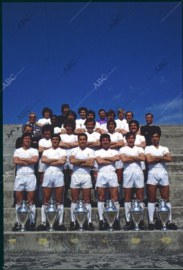 Ante ellos, las seis Copas ganadas por el club en anteriores ediciones del...