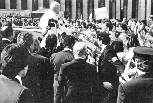 Juan Pablo II en la plaza de San Pedro Momentos antes de sufrir el atentado