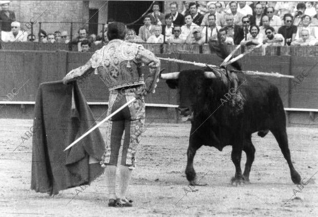 Manolo Vázquez esperando al toro