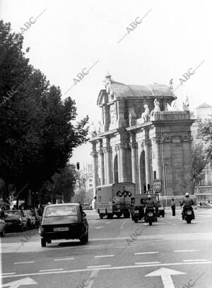 En la imagen, el paso de la caravana por delante de la Puerta de Alcalá