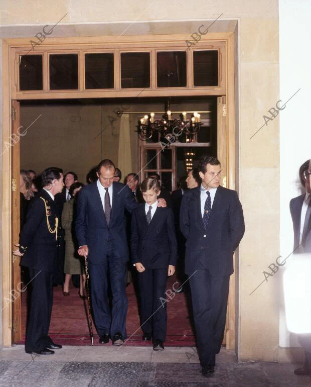 Oviedo, 3/10/S.M. El Rey Don Juan Carlos con el Príncipe de Asturias tras la...