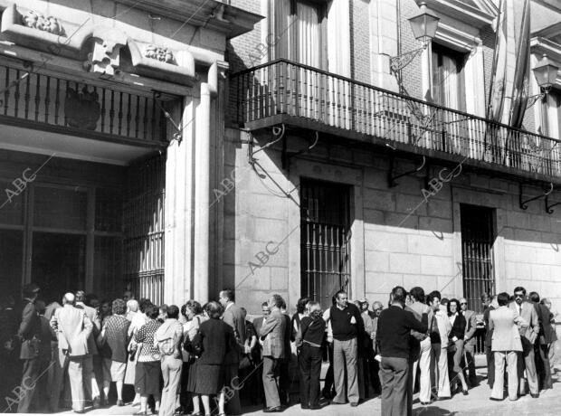 Cola para entrar al pleno del ayuntamiento de Madrid